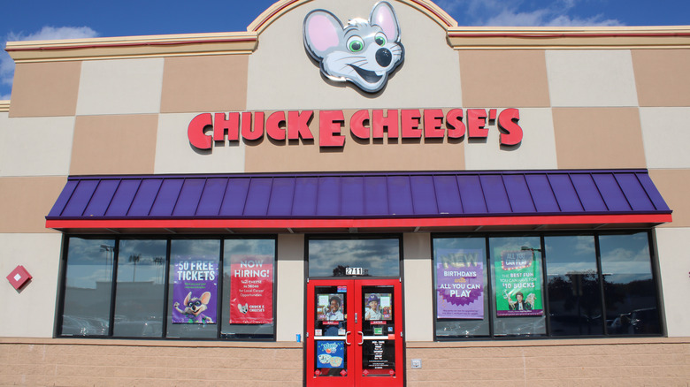 chuck e cheese storefront