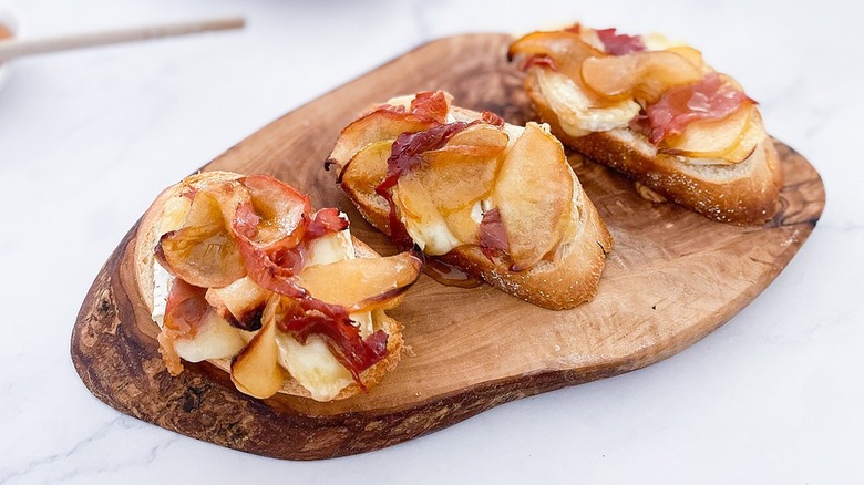 brie apple crostini on plate