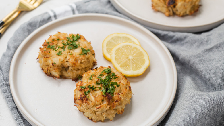 broiled crab cakes with garnish