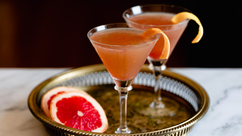 two cocktails with grapefruit slices