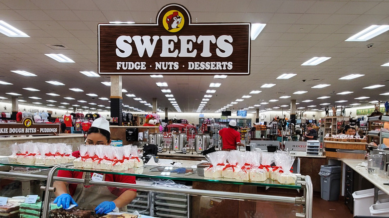 Buc-ee's dessert and fudge counter