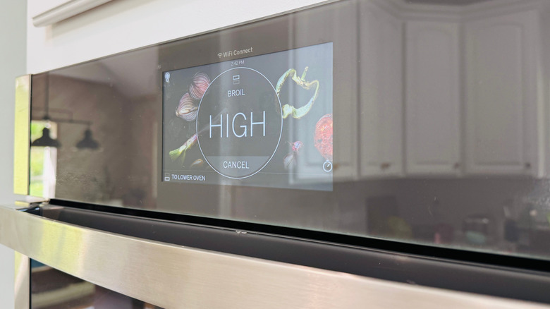 Oven temperature screen set to broil on high