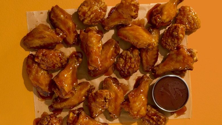 Chicken wings with sauce