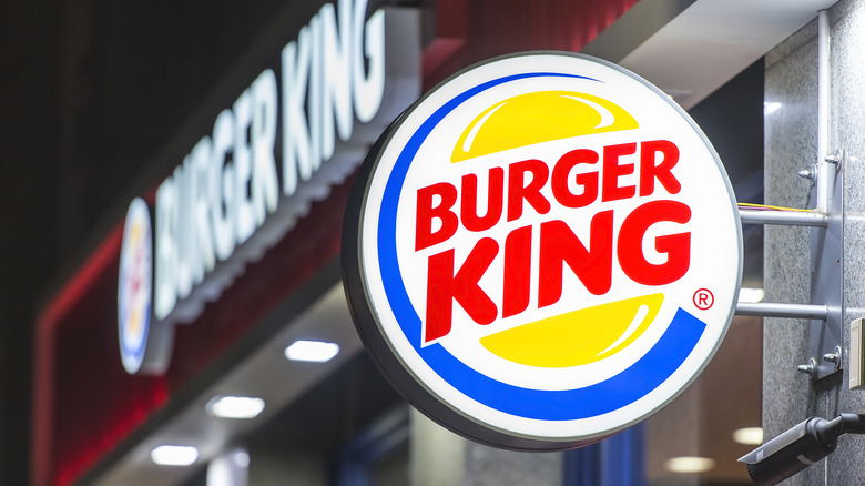 Burger King sing at night