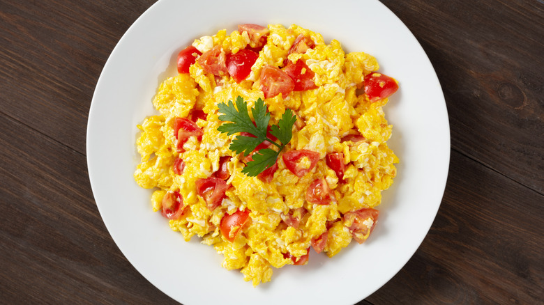 scrambled eggs and tomatoes with garnish