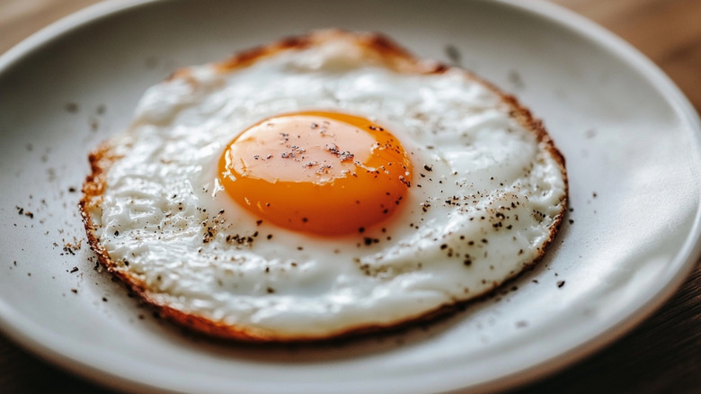 Fried egg with crispy edges