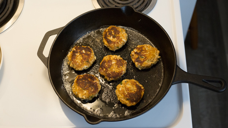 crab cakes in frying pan