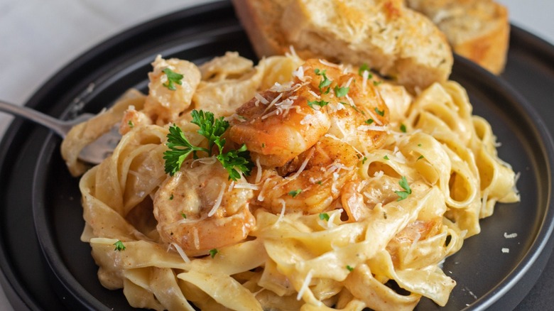 Cajun shrimp pasta alfredo, plated 