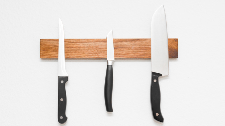 knives on wooden magnetic knife holder