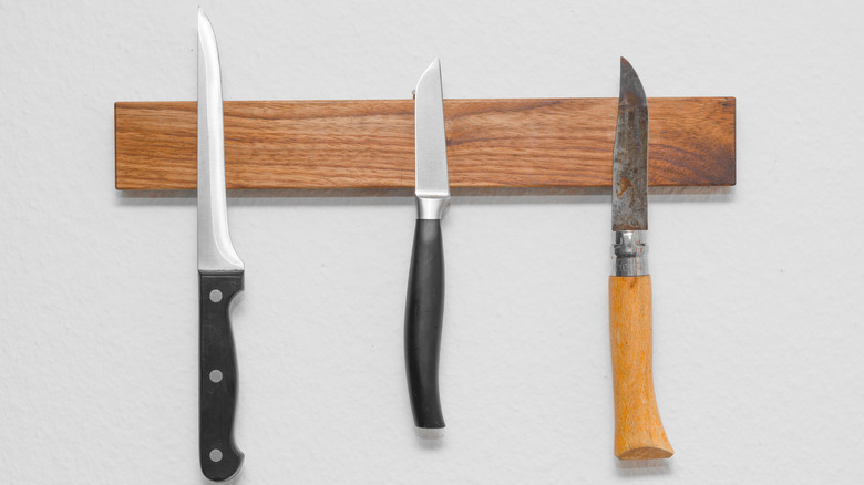 knives on wooden magnetic knife holder