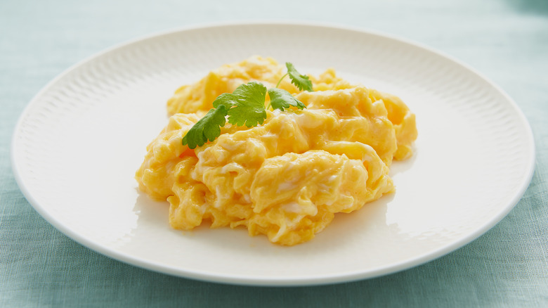 scrambled eggs on plate