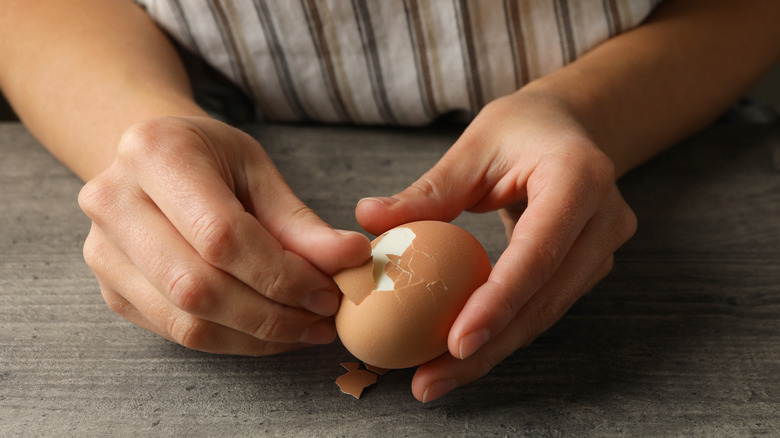 peeling hard boiled egg