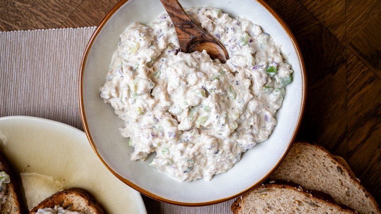 salmon salad with bread