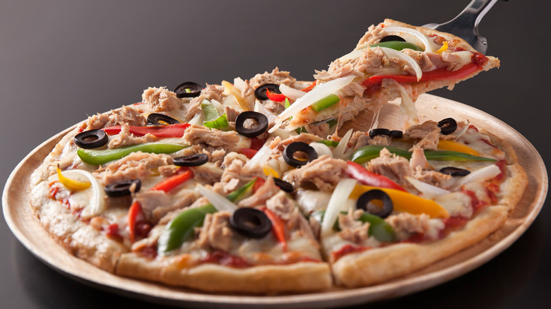 A delicious looking tuna pizza ready to serve. 