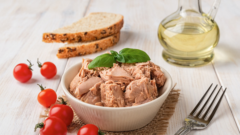 Tuna with bread and olive oil