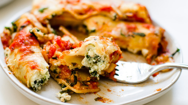 Cheesy Spinach Cannelloni Recipe Everyone Will Want For Pasta Night