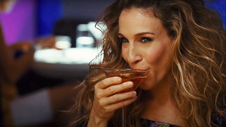 Carrie Bradshaw drinking cosmopolitan cocktail