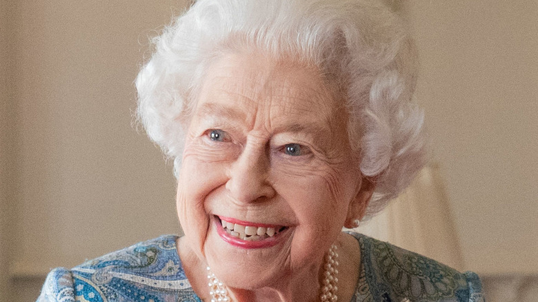  Kráľovná Alžbeta so širokým úsmevom a perlami