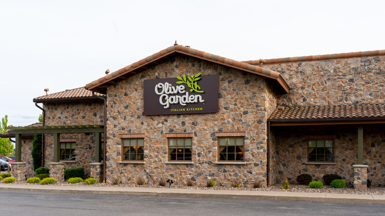 Stone exterior of Olive Garden