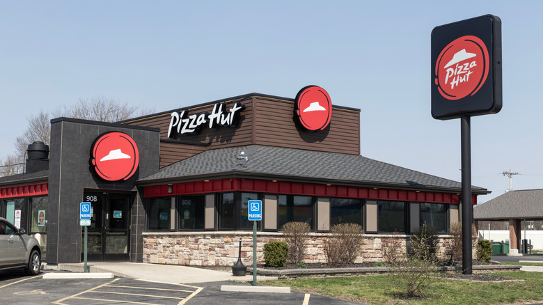 Exterior of a modern Pizza Hut