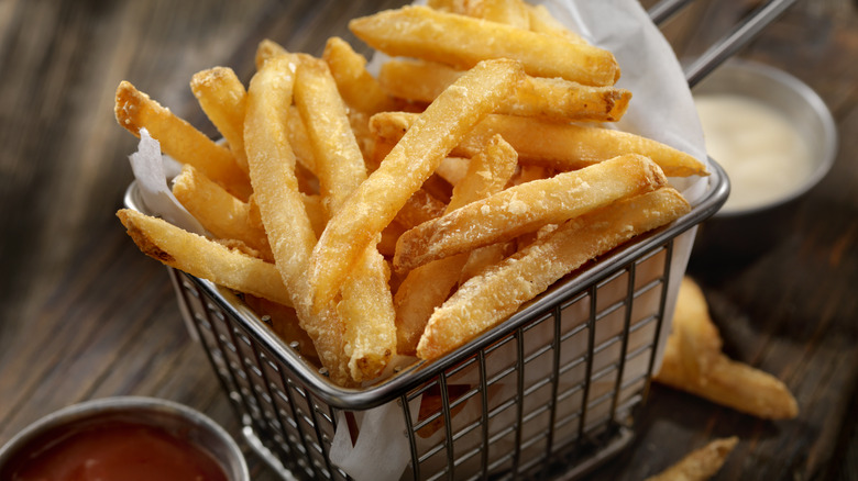 Basket of fries with dip