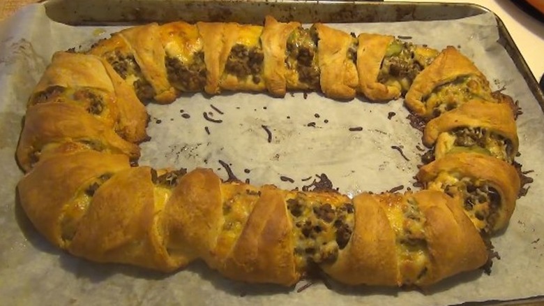 A cheeseburger crescent ring