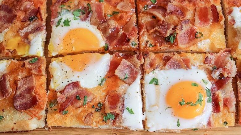 bacon pizza with fried eggs