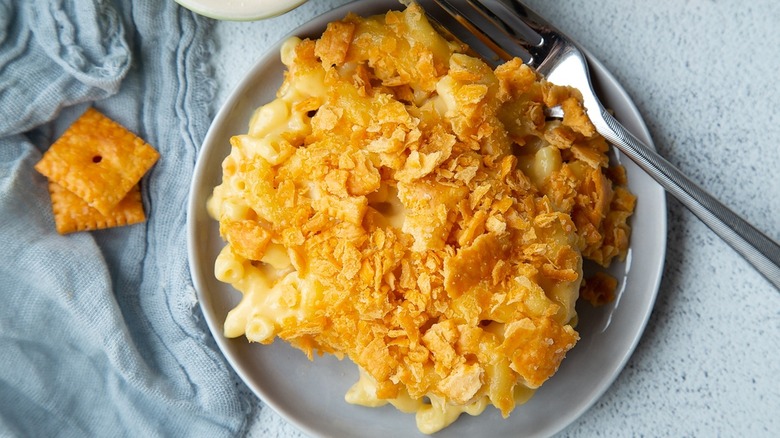 plate of mac and cheese