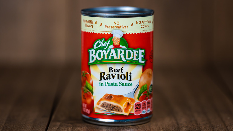 A can of Chef Boyardee Beef Ravioli against a wooden background