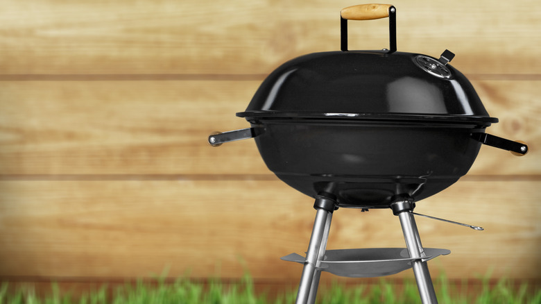 Kettle-style charcoal grill