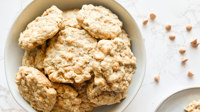 chewy oatmeal scotchies in bowl 