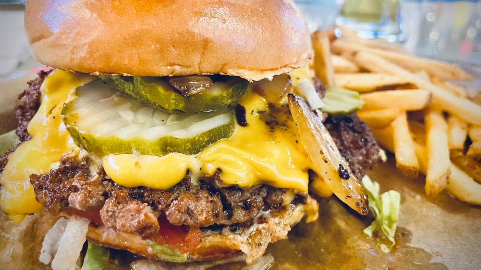 <a href="https://www.mashed.com/2290202/chicken-restaurant-that-sells-high-quality-burgers/" target="_blank">The Popular Chicken Restaurant That Sells Fan-Favorite Burgers</a>