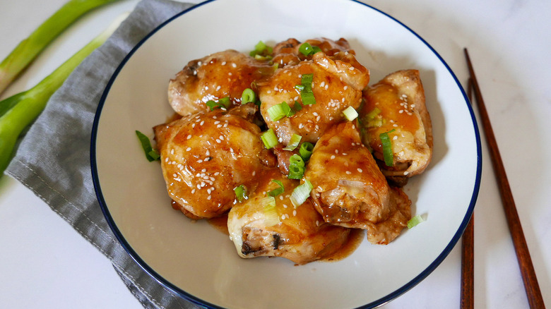 Cuisses de poulet instantanées d'inspiration chinoise sur assiette 
