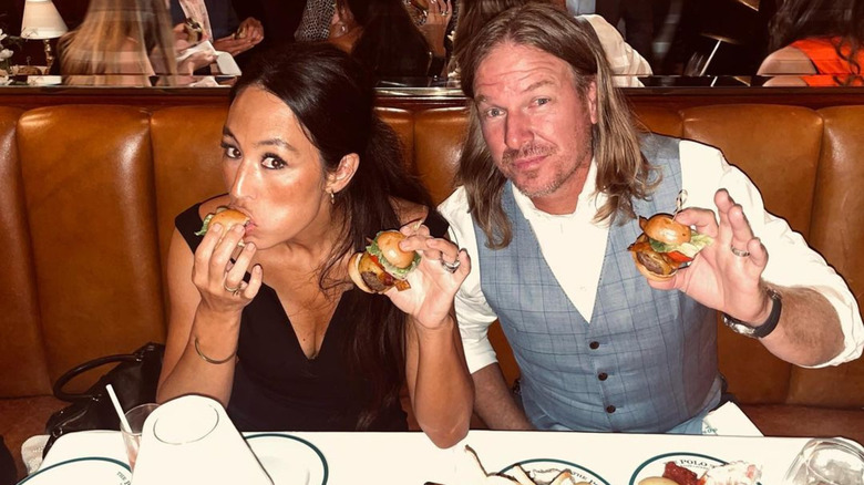 Joanna and Chip Gaines eating sliders