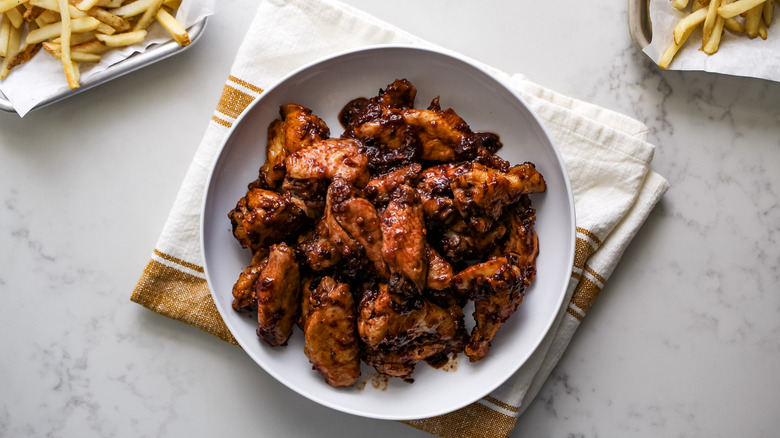 chipotle berry chicken wings plate