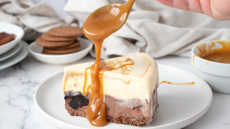 chocolate caramel ice cream cake