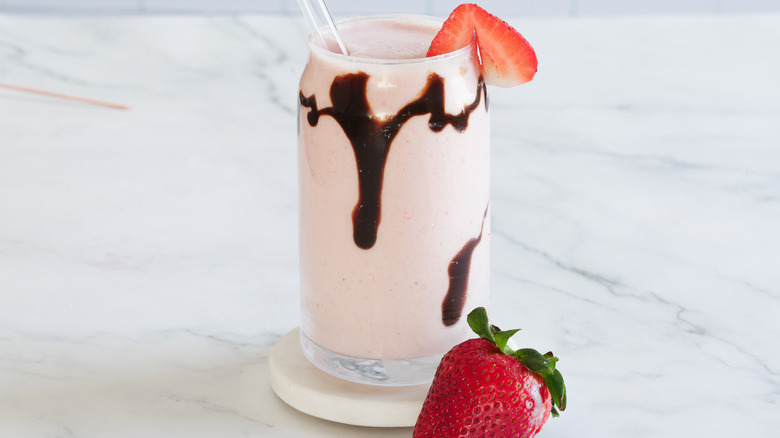 milkshake avec paille et fraise