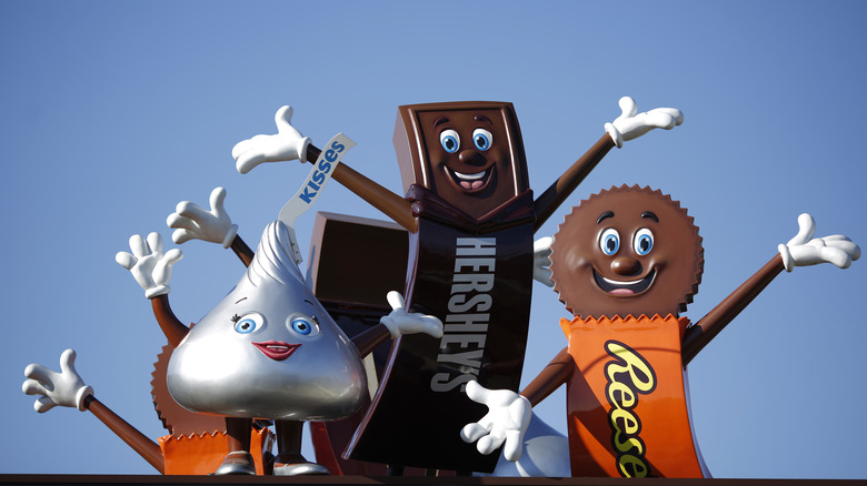 Hershey's Chocolate World mascots on roof