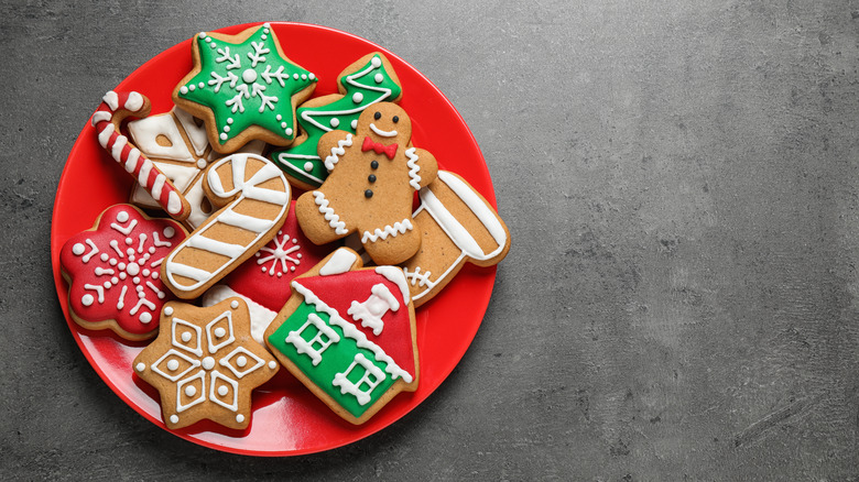 red plate of Christmas cookies