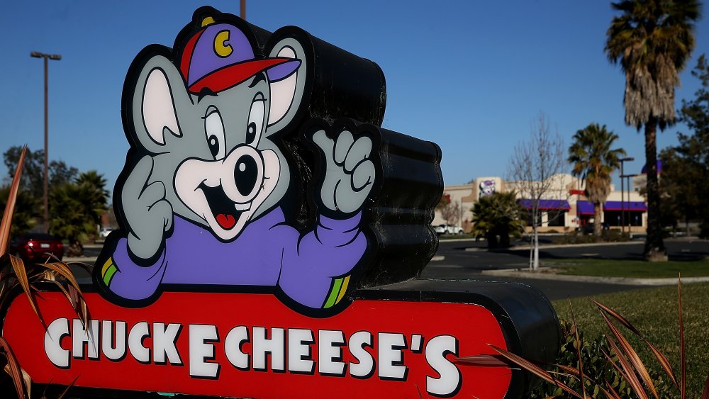 Chuck E Cheese signage