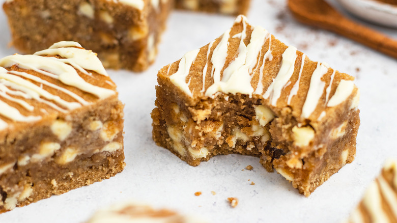 cinnamon blondie with bite