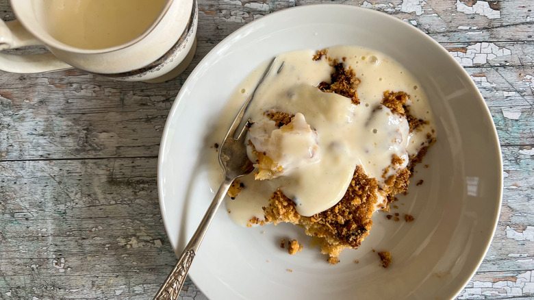 apple crumble on plate 