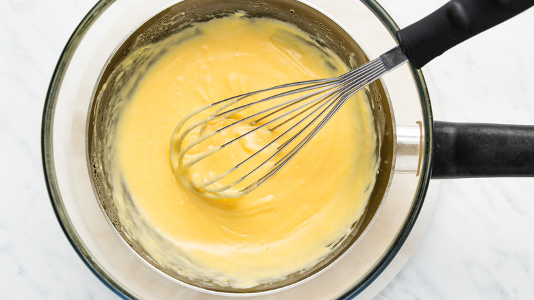   klassische Sauce Bearnaise in Schüssel