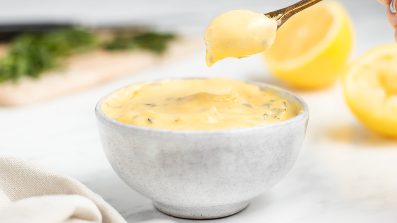   klassische Sauce Bearnaise in Schüssel