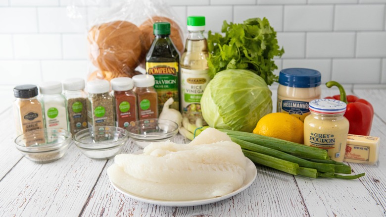 Ingredienser på en hvid bordplade til sort fiskesandwich