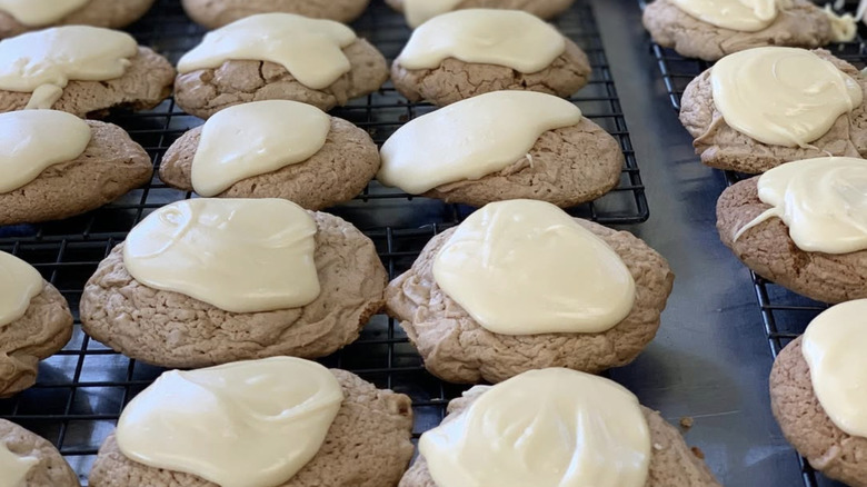 Rows of turtleback cookies
