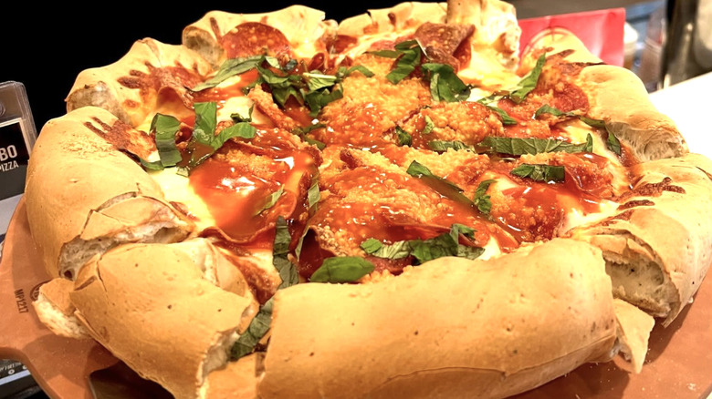 Mountain pie with sauce and toppings