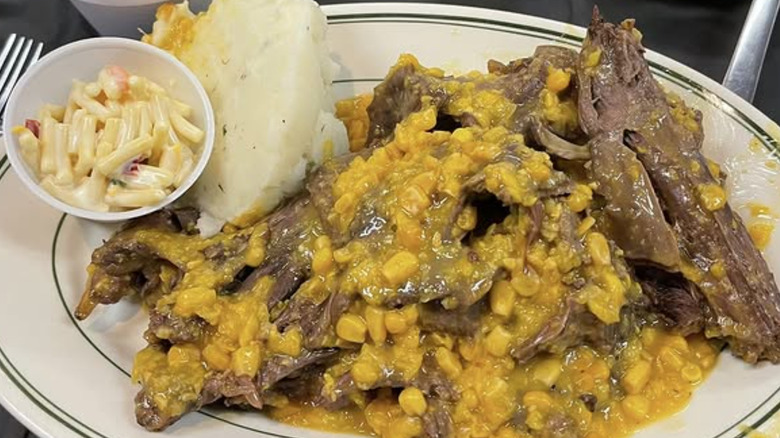 Muskrat dinner plate with sides