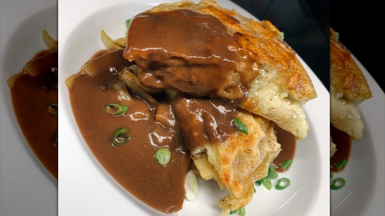 Boova shenkel with gravy and chives
