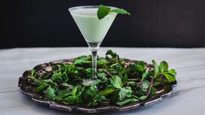 grasshopper cocktail with mint sprigs